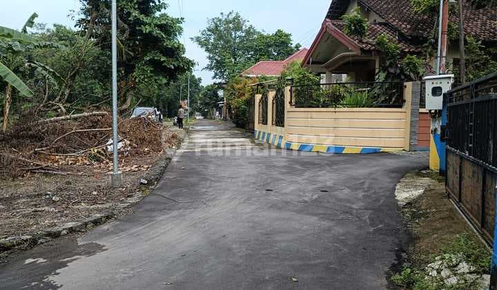 Jogja land has been split into plots, behind Indomart Purbaya.