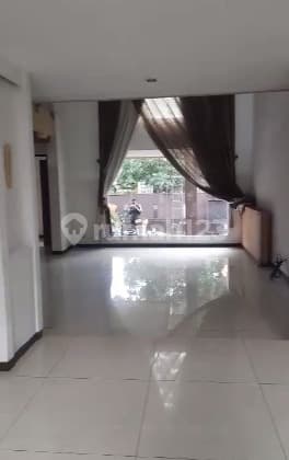 Rumah Modern dan Terawat Lokasi Ramai di Sayap Riau, Bandung