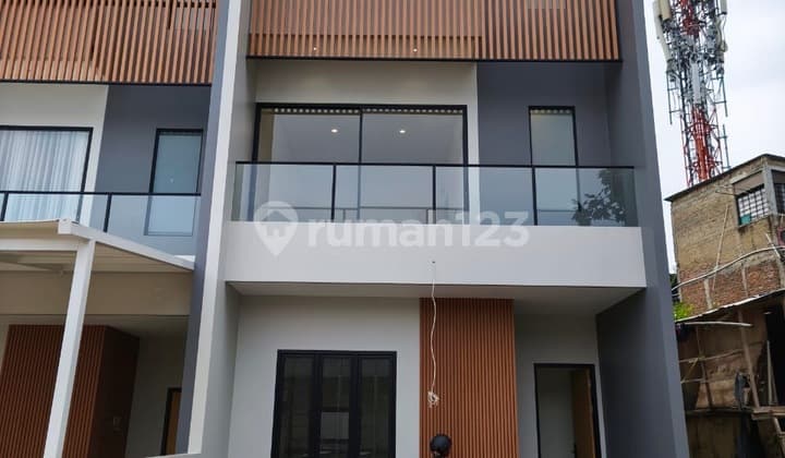 Rumah 3 Lantai Baru Minimalis di Setra Duta, Bandung