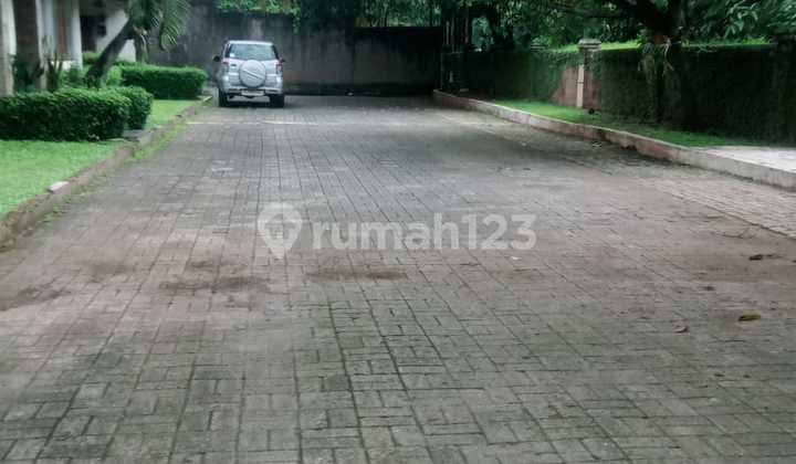 Rumah Disewa di Pangkalan Jati. Halaman Luas.