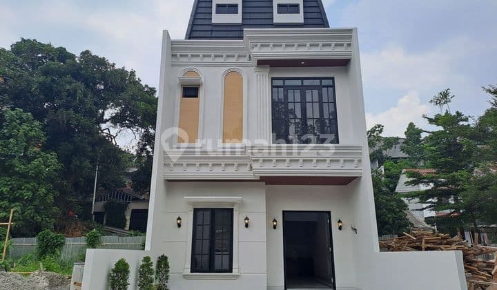 Rumah Gaya American Classic Dekat Kampus Up & Ui, di Jaksel, SHM
