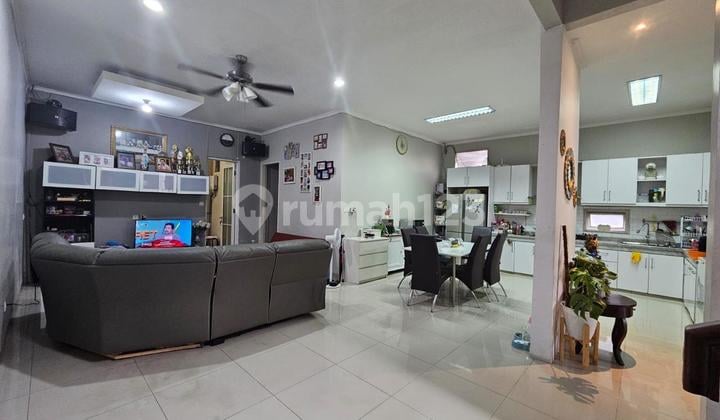 RUMAH CANTIK DI GADING SERPONG FURNISHED 2 LANTAI RAPIH SIAP HUNI