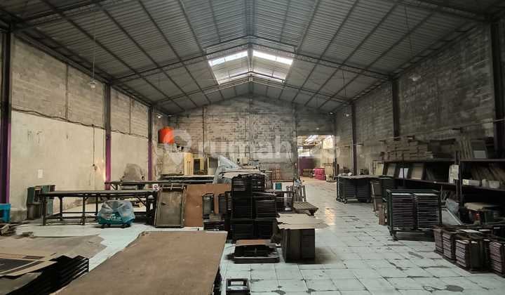 Gudang yang Sangat Strategis di Pinggir Jalan