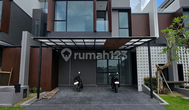 100Jt/Thn Nego! Dempsey Hill Citraland, 3 Lantai, 4 KT, Depan Danau, Siap Huni!