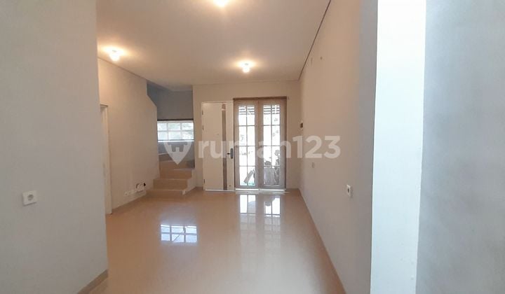 Siap Huni Tinggal Bawa Koper. Disewakan Rumah Di Wiyung Dekat Pakuwon Mall