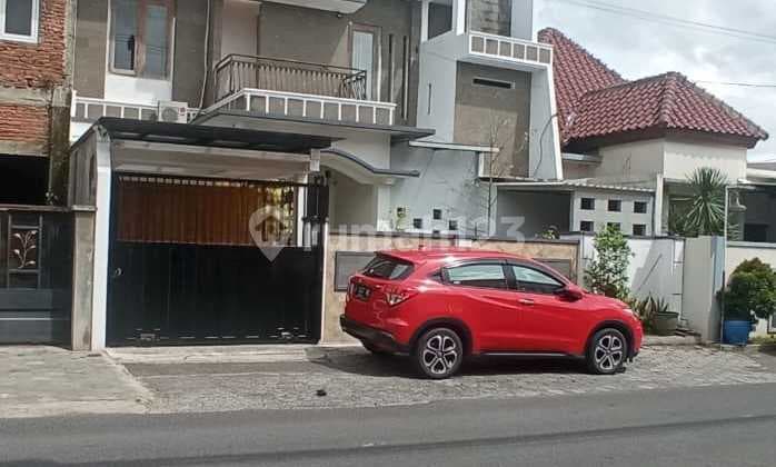 RUMAH 2LT ORNAMEN JATI GAYA KLASIK AMERIKA DI TENGAH PUSAT KEHIDUPAN KOTA MALANG