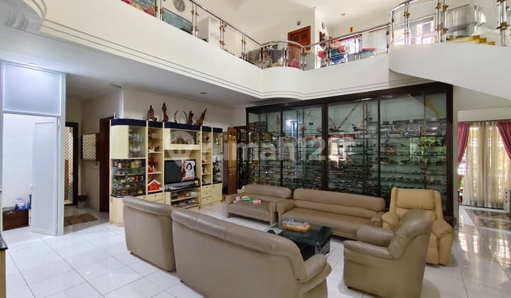 Rumah Mewah Full Furnished Dekat The Park