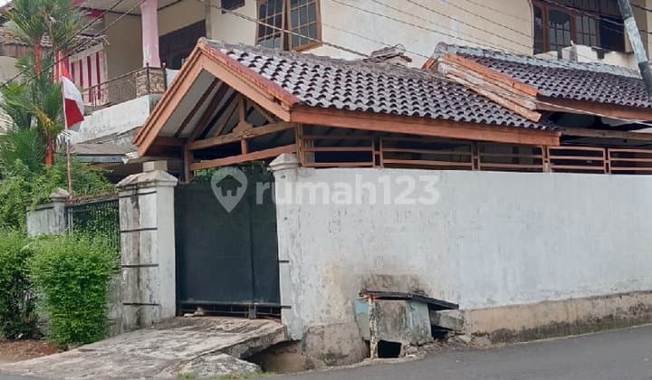 2-Story House in a Strategic Corner Position in Cipinang