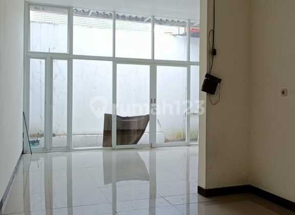 Minimalist Comfortable Home In Taman Kopo Indah 5