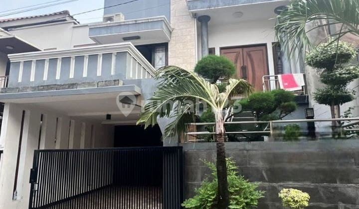For Quick Sale: Ready-to-Live 2.5-Story House, Strategic Location 5 Minutes to Buaran Train Station & Buaran Plaza, East Jakarta, Flood-Free.
