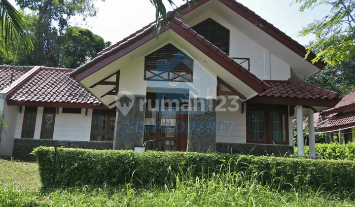 Dijual Rumah 2 Lantai dengan Halaman Luas