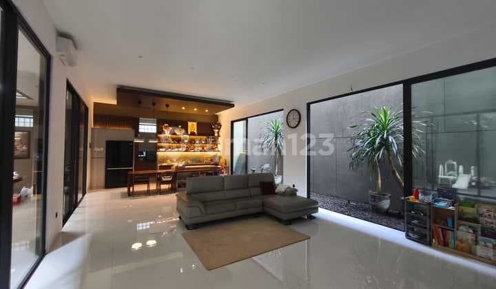 rumah mewah modern minimalis semi furnished di Singgasana Pradana