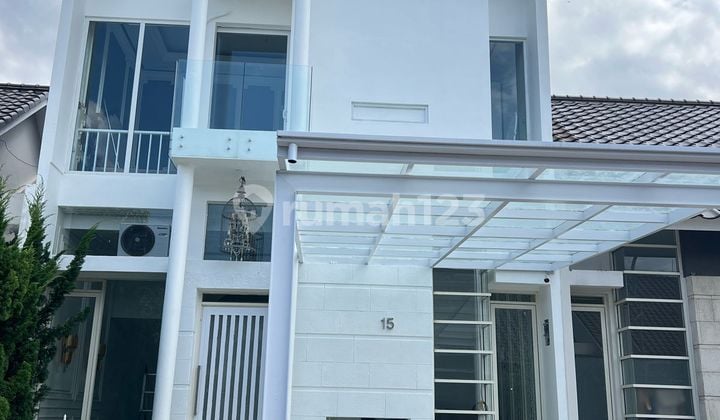 Rumah Modern Minimalis dengan Bergaya American Style di Kota Baru Parahyangan Bandung