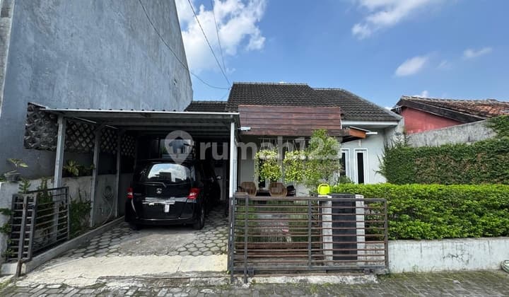 Rumah Cantik Dilingkungan Pedesaan Dan Dekat Beberapa Area Perumahan Rumah Bagus SHM di Lapangan Pokoh, Jl. Pokoh, Wedomartani, Ngemplak, Sleman, Daerah Istimewa Yogyakarta, Indonesia, 55584, Ngemplak