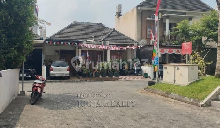 Rumah Cantik Dengan View Kolam Renang Di Perumahan One Gate System Di Bantul Yogyakarta