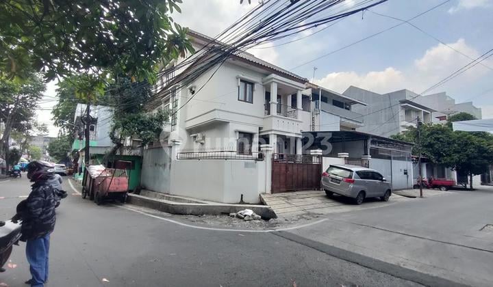 Rumah 2.5 Lantai Posisi Hook di Gajah Mada (Kota), Jakarta Pusat Dekat Transjakarta