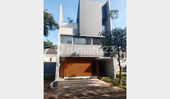 Strategic 3-Storey House in The Green Bsd, South Tangerang