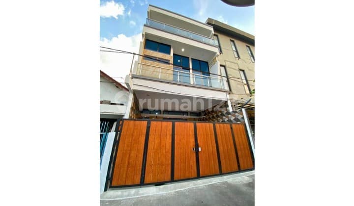 Rumah 3 Lantai Modern Carport 2 Mobil Tebet Timur