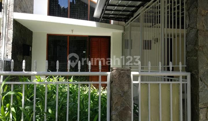 Rumah Modern Terawat di Cluster Elit Setraduta Bandung