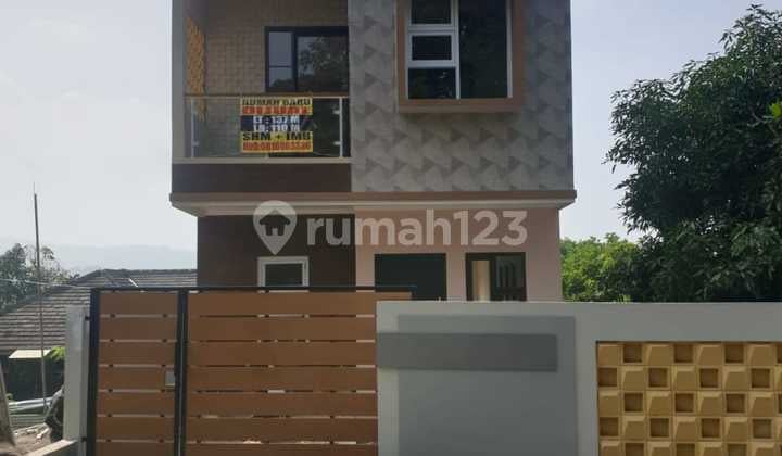 Rumah Cantik 2 Lantai Dekat Universitas Widyatama