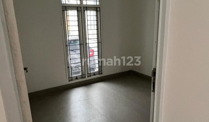Beautiful Ready-to-Occupy House for Sale, Comfortable and Safe 24 Hours, Strategic Location. Has Children's Swimming Pool, Facing North, Close to Everywhere.