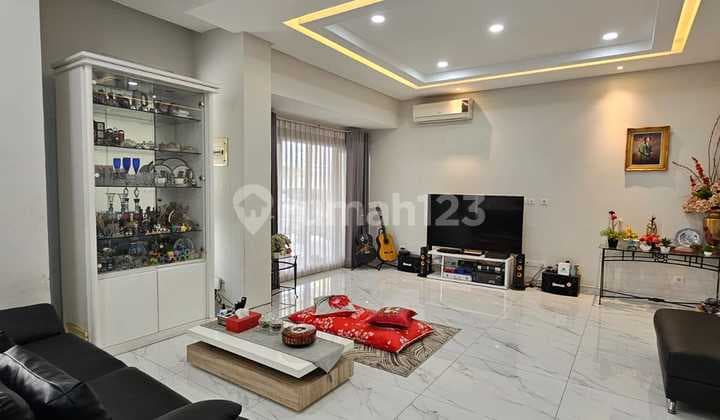 2.5-Story Comfortable and Move-In Ready House with Good SHM in Green Lake City