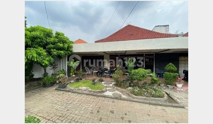 Rumah Komersial Daerah Raya Darmo Surabaya Tengah Kota LT 619M² SHM Carport 8 Mobil Cocok Usaha