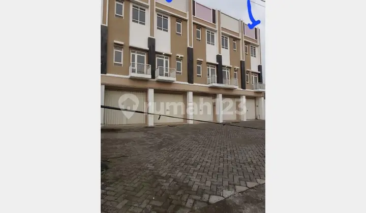 Kutisari – New 3-story shophouse on second road Jemur Andayani, spacious parking.