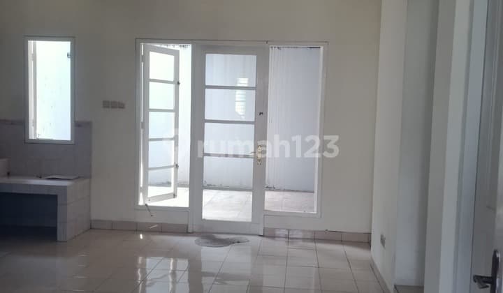 Disewakan Rumah 2 lantai, HGB, Area Kota Wisata