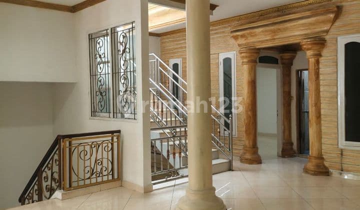 Dijual Rumah Mewah 3 Lantai. Area Kota Wisata