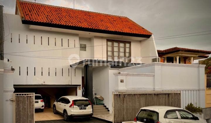 Rumah Besar 5kt Hadap Selatan - Siap Huni (semi Furnished)