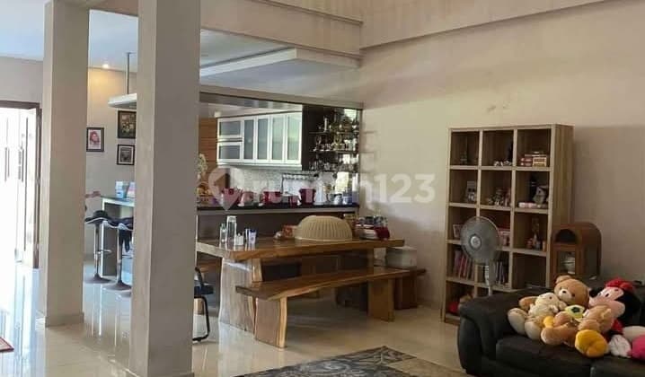 {"en":"Spacious & Grand House for Sale in Sesetan - South Denpasar"}