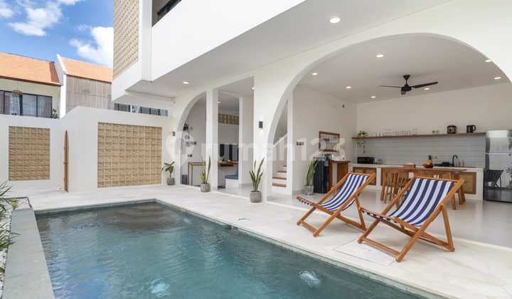 En: Modern Tropical Villa for Sale in Prime Area Tibubeneng, Canggu - Suitable for Investment & Private Residence