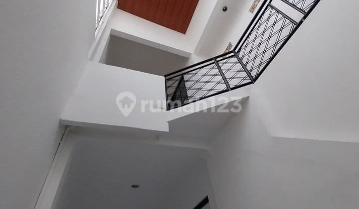 Dijual Rumah Rapi Terenovasi 3 Lantai di Legenda Wisata Cibubur Rumah SHM di Cibubur