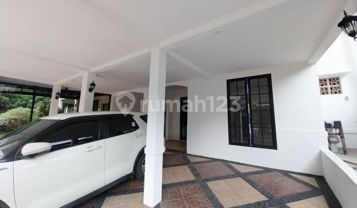 Dijual Rumah Rapi Terenovasi 3 Lantai di Legenda Wisata Cibubur Rumah SHM di Cibubur