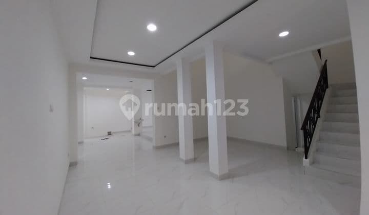 Dijual Rumah Rapi Terenovasi 3 Lantai di Legenda Wisata Cibubur Rumah SHM di Cibubur