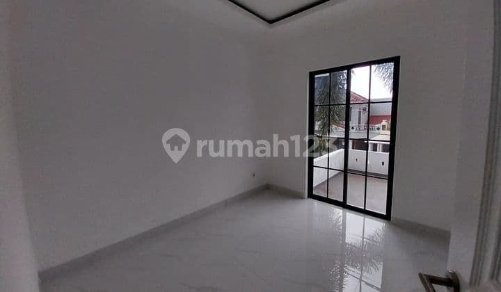 Dijual Rumah Rapi Terenovasi 3 Lantai di Legenda Wisata Cibubur Rumah SHM di Cibubur