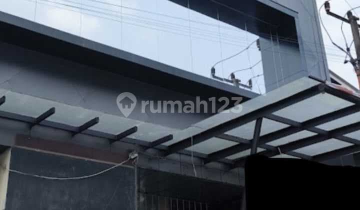 Gedung Di Kemang Raya, Jakarta Selatan