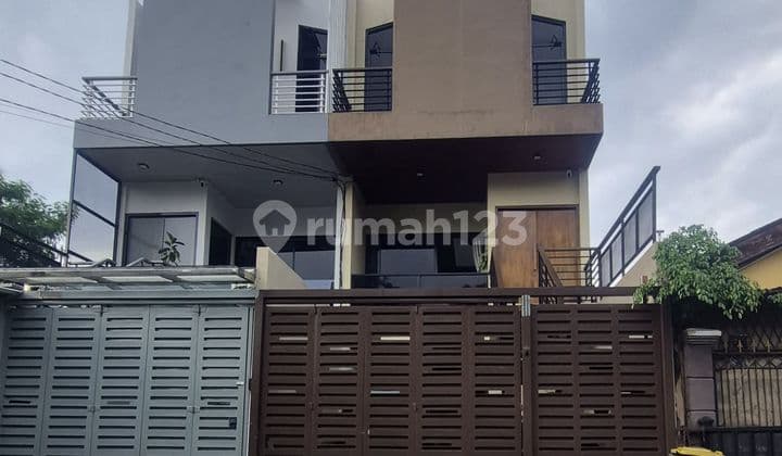 Rumah 3 Lantaisiap Huni Semi Furnished di Pondok Bambu Jaktim