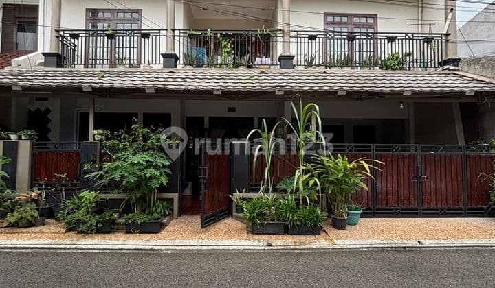 Rumah Second Posisi Depan Taman Di Kayu Putih Jaktim