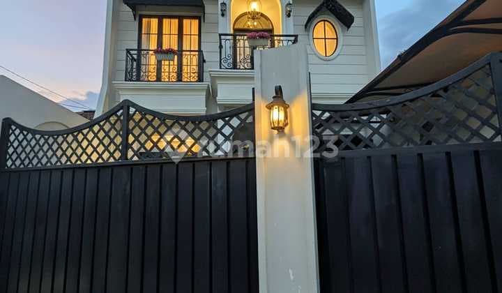 Rumah Mewah Design Classic Plus Jacuzzi Rooftop di Condet Jaktim