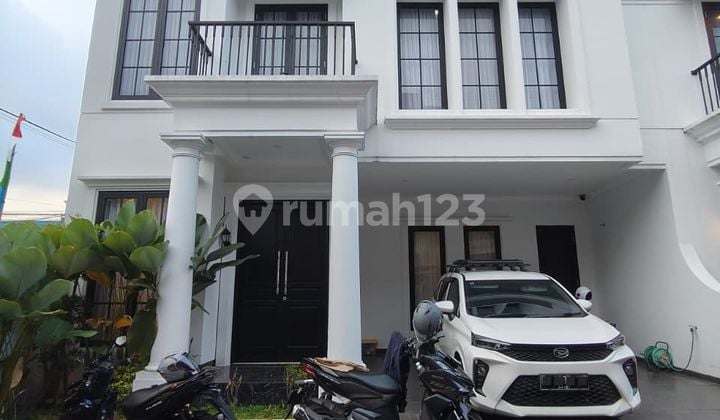 Rumah Klasik Modern Dalam Townhouse di Setu Cipayung Jaktim