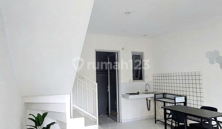 Rumah Mungil 2 Lantai Semi Furnish Berlokasi Strategis