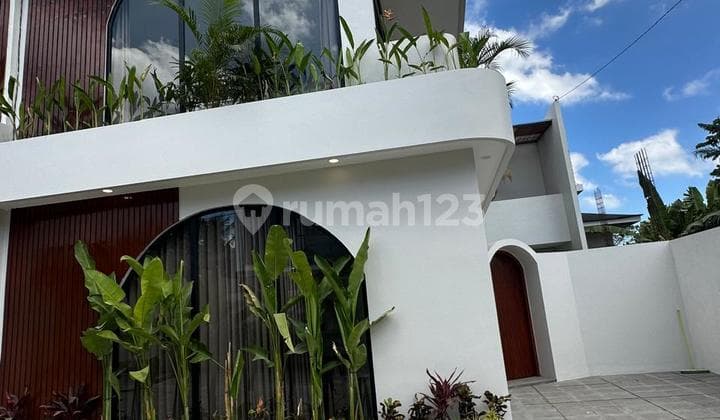 Vila Keren Bergaya Modern Mediteranian Di Tumbak Bayuh Pererenan Demat Canggu