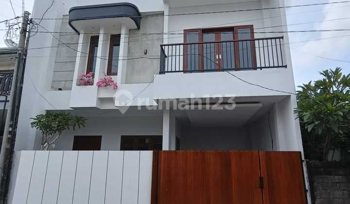 Rumah Semi Villa dengan Pool Berlokasi Strategis