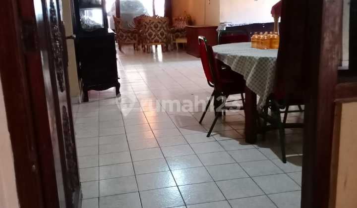 2-Story House Spacious and Strategic Location in the City Center