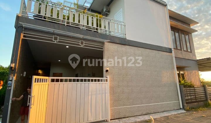 Rumah 2 Lantai Furnished Siap Huni Dekat Sidewalk dan Kampus