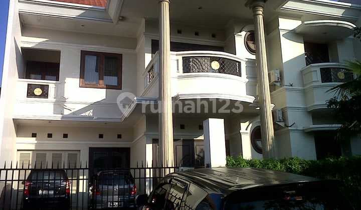Rumah Graha Famili Semi Classic Modern Bagus Terawat