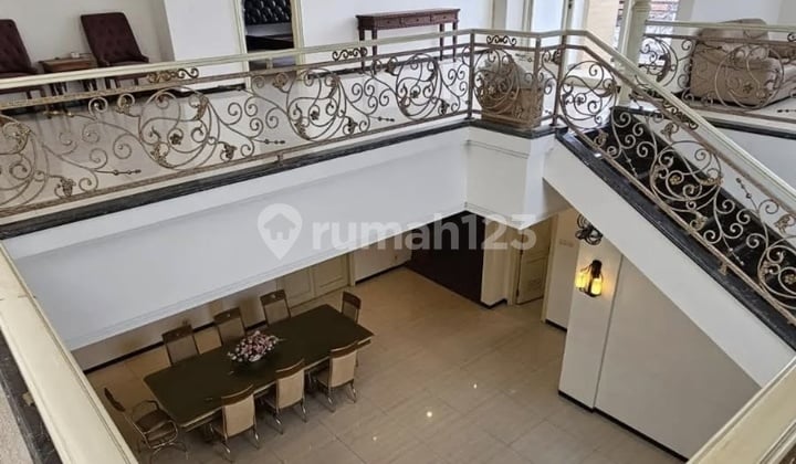 Rumah Baru Pusat Kota Surabaya Classic Mediteranian Siap Huni Dekat Raya Darmo