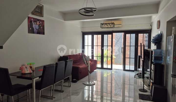 Rumah, 2 Lantai, SHM, di Jatinegara,